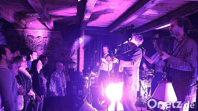 Zahlreiche Instrumente standen mit auf der Bühne. Bild: stg