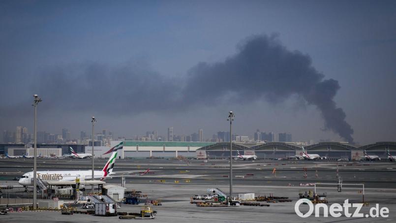 Seit der Eskalation des Konflikts Ende Februar wurden für wichtige Transitländer mit Drehkreuzflughäfen in der Golfregion Reisewarnungen ausgesprochen. (Archivbild) Bild: Altaf Qadri/AP/dpa