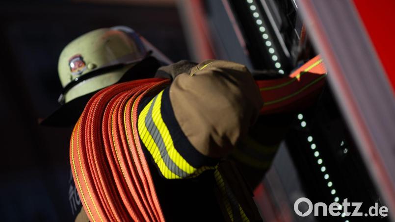 Feuerwehrleute löschen die Flammen auf einem Recyclinghof. Symbolbild: Marijan Murat/dpa