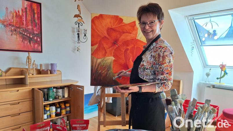 Im Dachgeschoss über der Metzgerei am Unteren Markt in Nabburg ist Angelika Pesold in ihrem Element und kapert eine Hälfte des großen Esstisches für ihr Hobby, die Malerei. Bild: bl