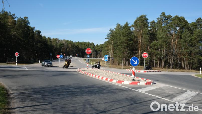 Die Kreuzung an der Autobahn-Anschlussstelle Schwandorf-Süd bei Klardorf hat es in sich.Trotz Stoppschildern und baulichen Elementen ereignen sich dort immer wieder schwere Unfälle. Für einen Umbau kommen eine Ampel-Lösung oder ein Kreisverkehr in Frage. Bild: Hirsch