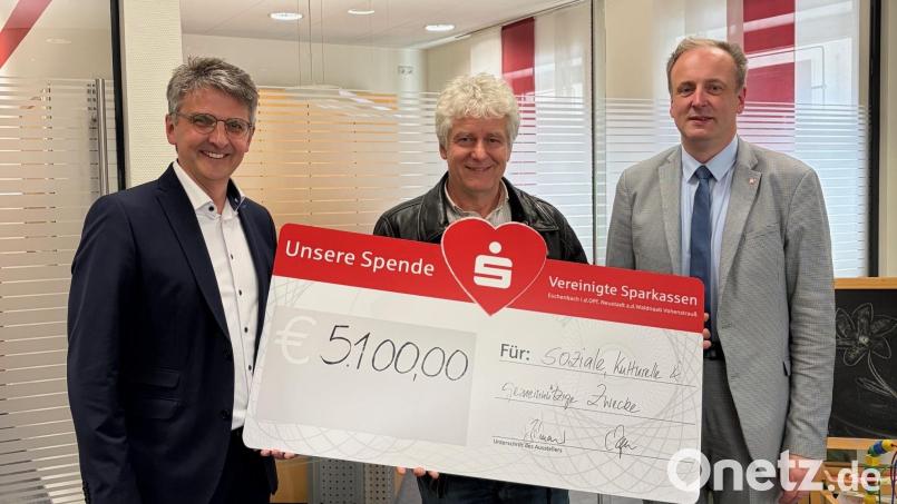 Bürgermeister Robert Lindner (Mitte) erhielt den Spendenscheck aus den Händen von den Sparkassen-Verantwortlichen Albert Bergmann (links) und Wolfgang Huber. Bild: Sparkasse