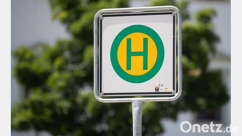 Zwischen 17. und 24. April wird eine Bushaltestelle in Vilseck nicht angefahren. Symbolbild: Marijan Murat/dpa