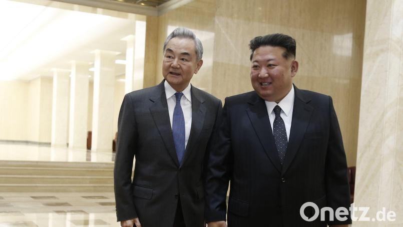 Chinas Außenminister Wang Yi (l) ist erstmals seit sechs Jahren nach Nordkorea reist - und traf dort auf Machthaber Kim Jong Un. Bild: Wang Chao/XinHua/dpa