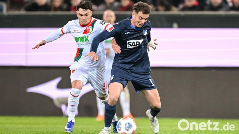 Waren Teil eines teils wilden Spiels: Augsburgs Fabien Rieder (links) und Fisnik Asllani von Hoffenheim. Bild: Harry Langer/dpa