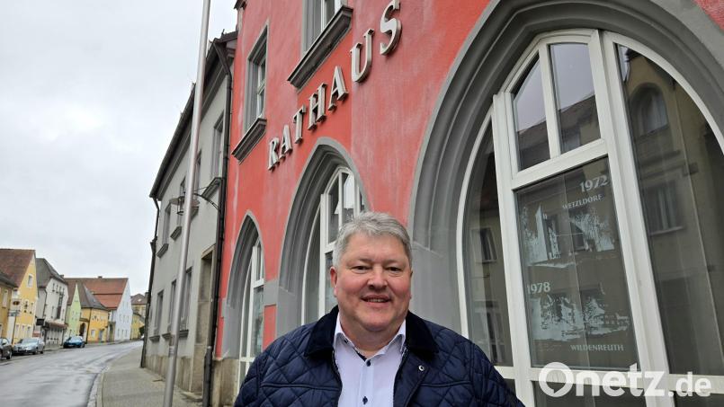 Bernhard Schmidt vor dem Rathaus in Erbendorf: Im Mai wird er dort als neuer Bürgermeister sein Büro beziehen. Bild: lnz
