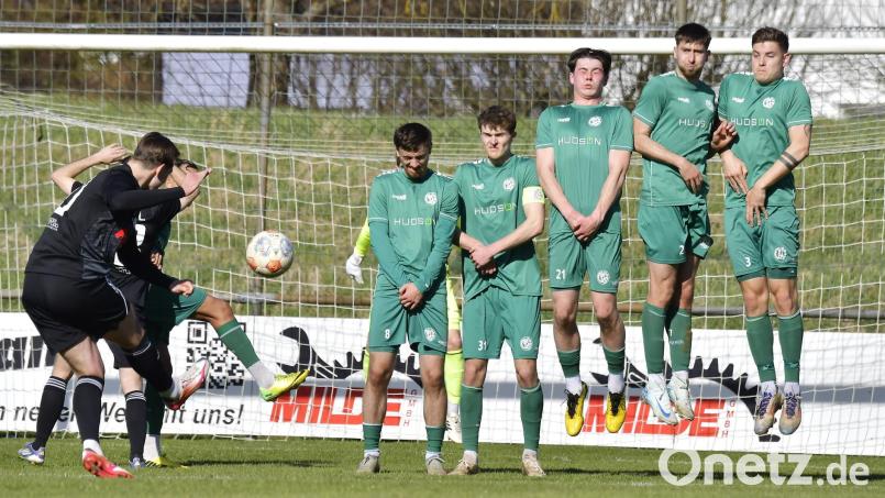 Die Abwehrmauer der DJK Gebenbach muss auch gegen den FC Ingolstadt II sicher stehen: Fabian Vogl (von rechts), David Vidovic, Konstantin Plankl, Kapitän Alexander Moratz und David Dujmovic fahren voller Selbstvertrauen gen Oberbayern. Bild: Hubert Ziegler