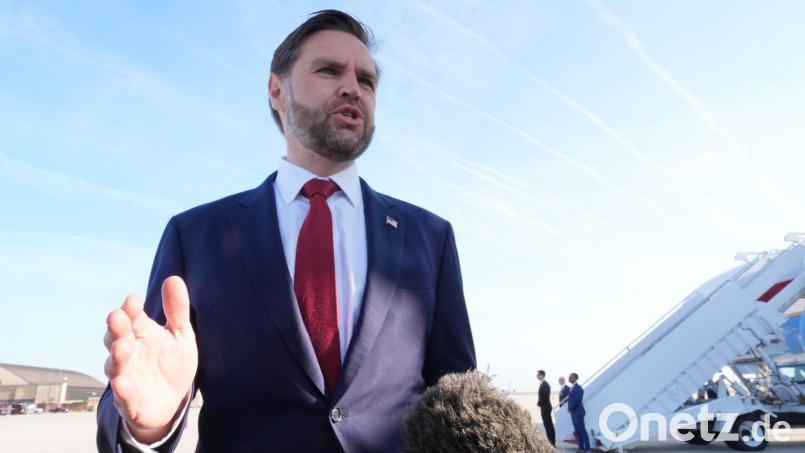 Vance richtet vor seinem Abflug nach Pakistan eine Warnung an den Iran. Bild: Jacquelyn Martin/AP POOL/AP/dpa