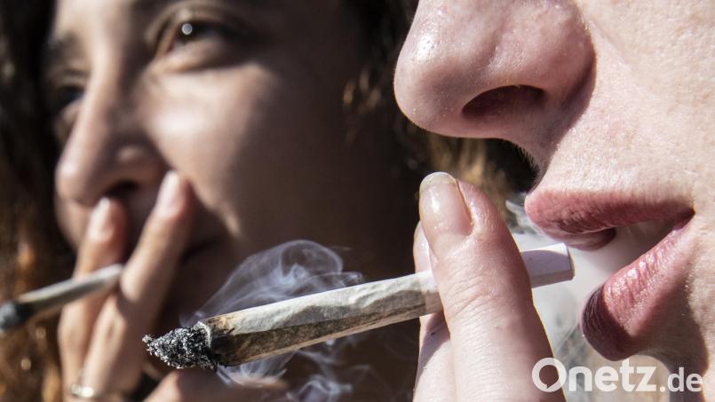 Das umstrittene Konsumcannabisgesetz trat vor zwei Jahren in Kraft. Eine erste Bilanz zeigt Auswirkungen auf die Zahl der Straftaten – und neue Herausforderungen für die Polizei. Symbolbild: Paul Zinken/dpa
