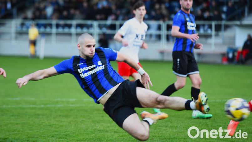 Weidens Stürmer Jahi Sylejmani kam gegen den ASV Cham überhaupt nicht zur Geltung - genau dies war der Plan von Chams Trainer Faruk Maloku. Bild: Gerhard Büttner