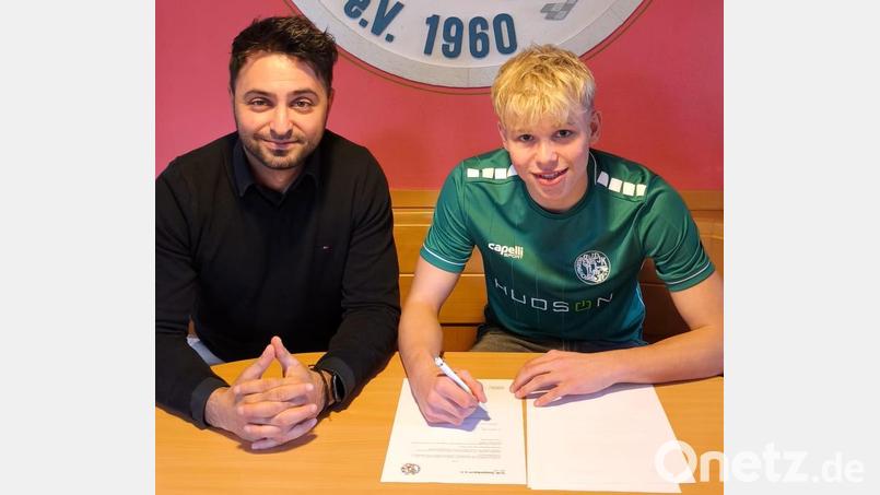 Jonas Lax (rechts) wechselt vom TSV Kareth-Lappersdorf zur DJK Gebenbach. Sehr zur Freude von Erdal Izmire, dem Sportlichen Leiter der DJK. Bild: Erdal Izmire