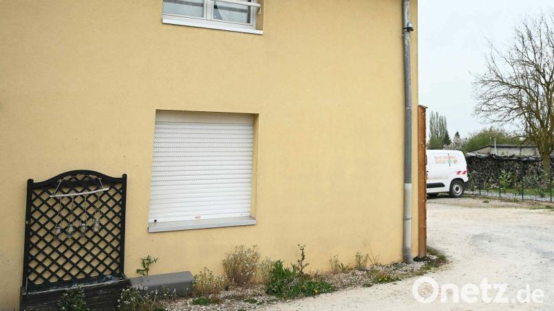 Polizeibeamte haben in einem Lieferwagen einen neunjährigen Jungen entdeckt, der dort über ein Jahr gefangen gehalten worden sein soll. Bild: Sebastien Bozon/AFP/dpa