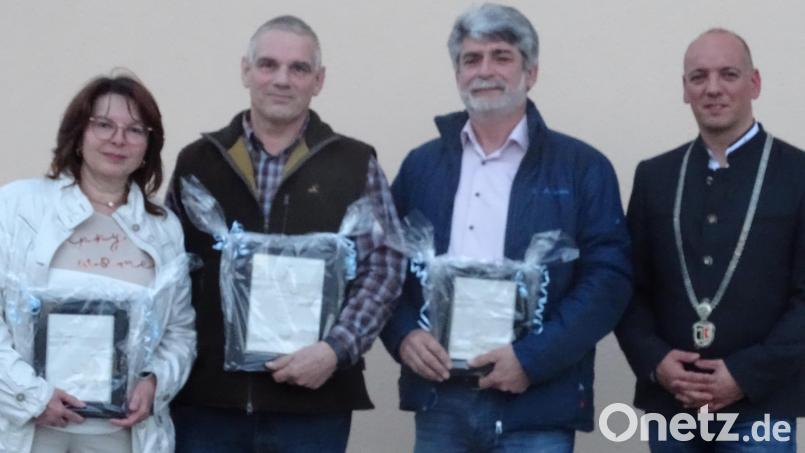 Abschied aus dem Fensterbacher Gemeinderat: Bürgermeister Florian Adam (rechts) hat den scheidenden Plenumsmitgliedern Christiana Scherer, Peter Neidl und Peter Hofrichter (von links) für ihre Arbeit gedankt. Während Scherer und Hofrichter nur kurzzeitig dem Gremium angehörten, war Neidl 24 Jahre lang Mitglied des Kommunalparlaments. Bild: Houschka