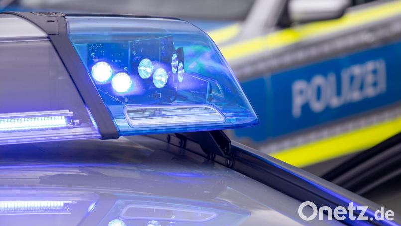 Nach einem Frontalzusammenstoß musste die Strecke für die Rettungsarbeiten mehrere Stunden gesperrt werden Symbolbild: Daniel Karmann/dpa