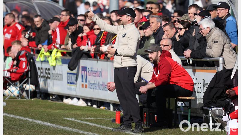 Thomas Baier (vorne), Trainer der SpVgg Trabitz, blickt trotz der jüngsten Derbyniederlage in Grafenwöhr voller Vorfreude auf das nächste Top-Spiel gegen den SV 08 Auerbach. Bild: Dieter Jäschke