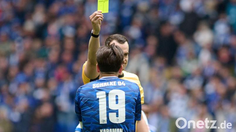 Diese gelbe Karte im Spiel gegen Karlsruhe bedeutete für Schalkes Kapitän und Toptorschützen Kenan Karaman, dass er im Spitzenspiel in Elversberg gesperrt ist (Archivbild). Bild: Bernd Thissen/dpa