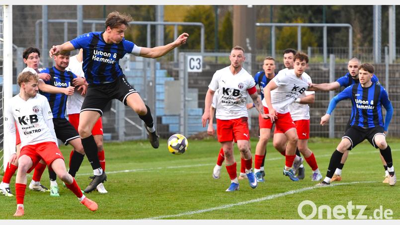 Felix Behnke (vorne), Kapitän der SpVgg SV Weiden, schaltete sich bei Standardsituationen immer wieder ins Angriffsspiel seiner Mannschaft ein. Bild: Büttner