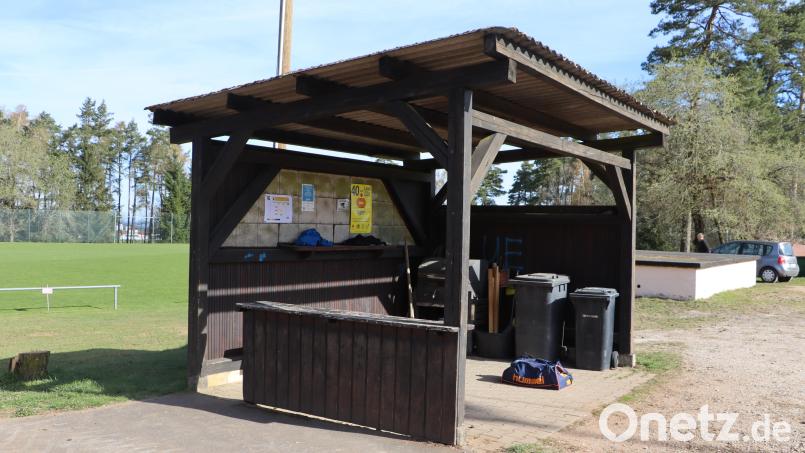 Die Grillstation am Hahnenkamm muss abgerissen werden und wird nach dem Hahnenkammlauf neu aufgebaut. Es soll aber auch Unterstellmöglichkeiten für Wanderer und Radfahrer geben. Bild: gru