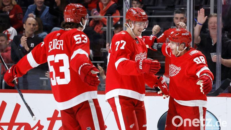 Moritz Seider (53) war beim Sieg von Detroit an fünf Toren beteiligt. Bild: Duane Burleson/AP/dpa