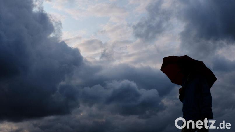 Beim Sonntagsspaziergang sollte je nach Region ein Regenschirm mitgenommen werden. (Archivfoto) Bild: Martin Gerten/dpa