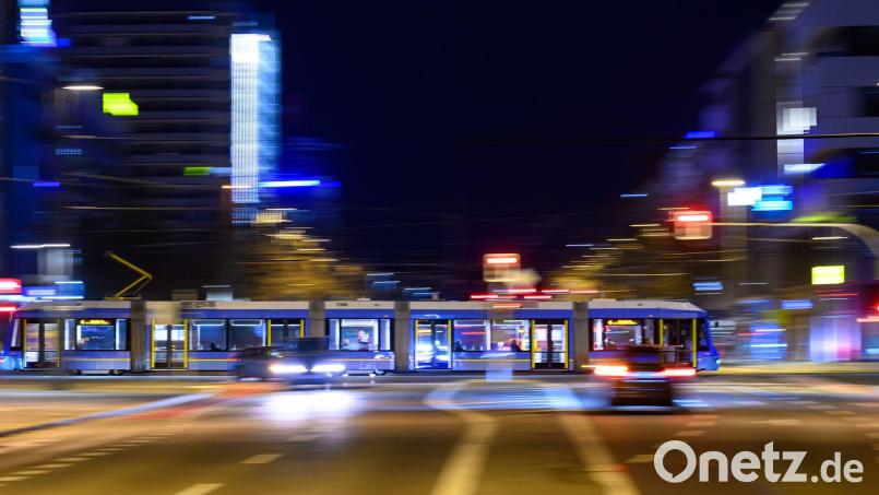 Aufgrund der hohen Spritpreise fahren mehr Menschen mit dem ÖPNV - doch die Verkehrsunternehmen können den Bedarf kaum bedienen. (Symbolbild) Bild: Hendrik Schmidt/dpa