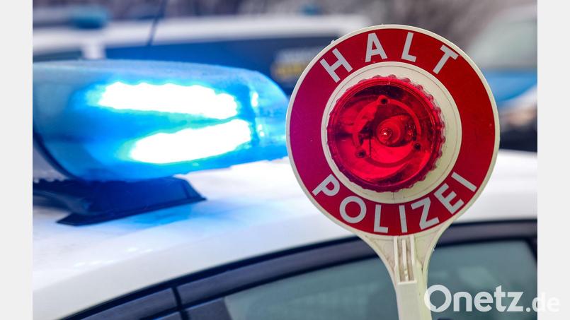 Immer wieder deckt die Polizei bei Kontrollen des Schwerverkehrs auf Autobahnen massive Verstöße gegen die gesetzlichen Lenk- und Ruhezeiten auf. (Symbolbild) Bild: Jan Woitas/dpa