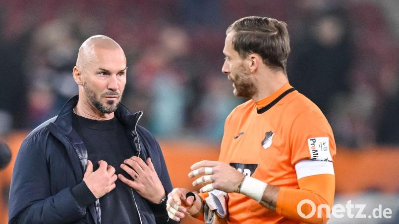 Redebedarf: Nationaltorwart Oliver Baumann (r) nach dem 2:2 in Augsburg. Bild: Harry Langer/dpa