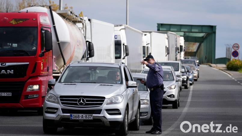 Im Schengen-Raum wurden seit der schrittweisen Einführung des neuen Systems etwa 27.000 Reisen verwehrt. (Archivbild) Bild: Darko Bandic/AP/dpa