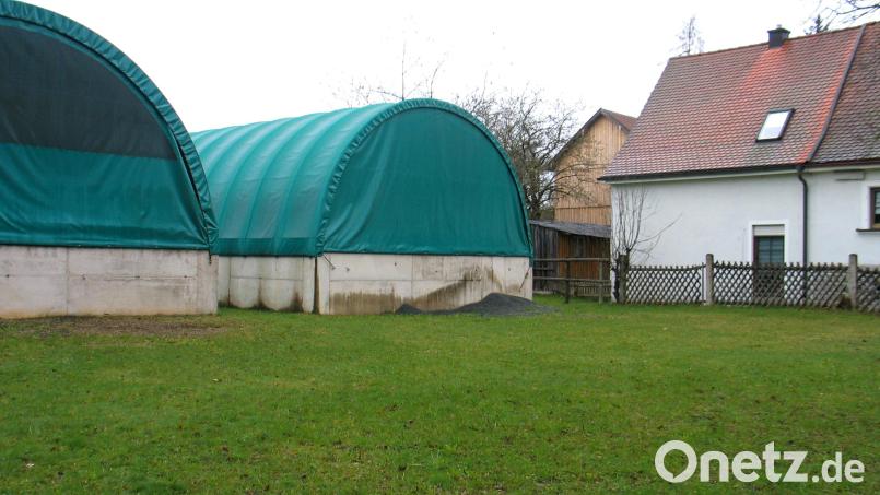 Zu nahe an der Grundstücksgrenze steht die Rundbogenhalle, ein Schwarzbau. Aus brandschutzrechtlichen Gründen darf die Nachbarin ihren Wohnhaus-Anbau zurzeit nicht verwirklichen. Nun ist das Landratsamt gefordert. Bild: bkr