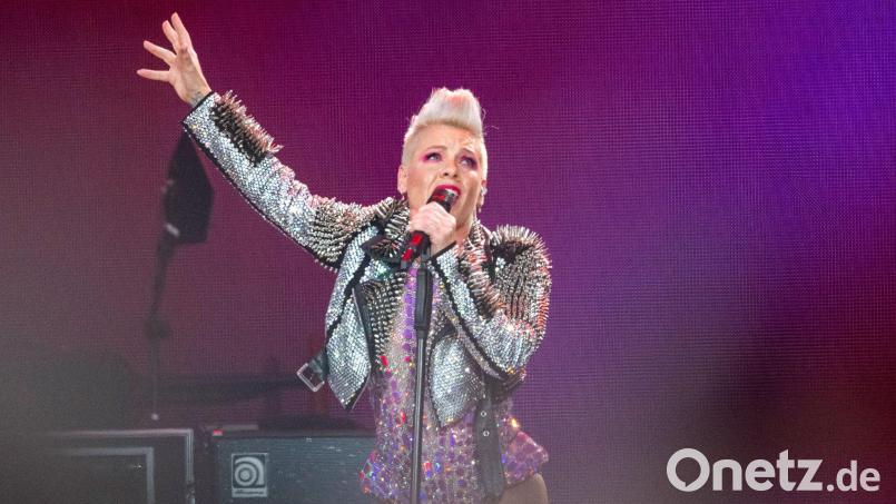 Mit schonungslosen Songs wie „Just Like a Pill“ schlug Pink Anfang des Jahrtausends in den Charts ein. (Archivbild) Bild: Christophe Gateau/dpa