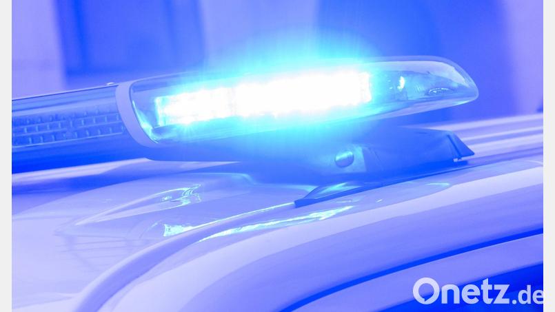 Nach einer Messerattacke auf Polizeibeamte in Ortenburg wurde der Einsatzort abgesperrt. (Symbolbild) Bild: Julian Stratenschulte/dpa