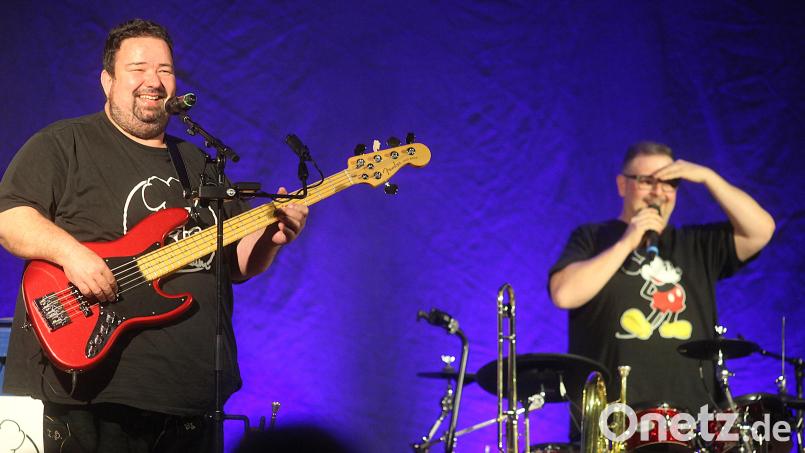 "Da Meier" (rechts) und "Watschbaam" blicken in einen nicht ganz gefüllten Saal der Miesberg-Gaststätte. Bild: Hirsch