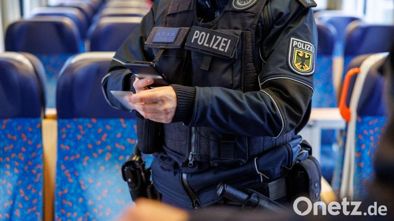 Auch in Zügen werden Fahrgäste nahe der Grenze zu Österreich oft von Bundespolizisten kontrolliert. (Symbolbild) Bild: Daniel Karmann/dpa