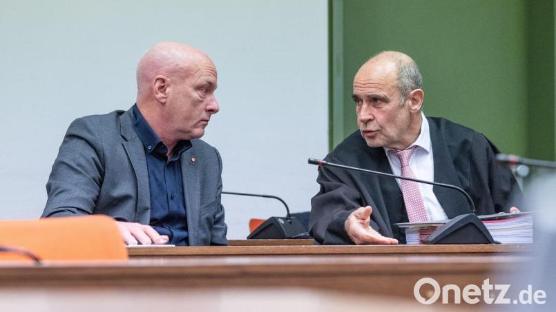 Prozess in München: Joachim Wolbergs (l), früherer Oberbürgermeister von Regensburg, sitzt im Verhandlungssaal des Landgerichts neben seinem Verteidiger Peter Witting. Es geht um Parteispenden im Kommunalwahlkampf 2014. (Archivbild) Bild: Armin Weigel/dpa