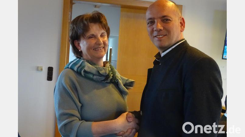 Nach ihrer einstimmig durch den Gemeinderat erfolgten Ernennung zur neuen Seniorenbeauftragten von Fensterbach wurde Uschi Weiner (links) von Bürgermeister Florian Adam beglückwünscht..Weiner ist Nachfolgerin der im letzten Jahr verstorbenen Marlene Groitl. Bild: Houschka