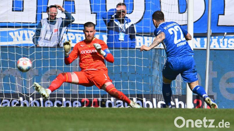 Bochums Torwart Timo Horn (hier gegen Magdeburgs Mateusz Zukowski) musste allein in den letzten beiden Spielen sieben Gegentore hinnehmen (Archivbild). Bild: Swen Pförtner/dpa