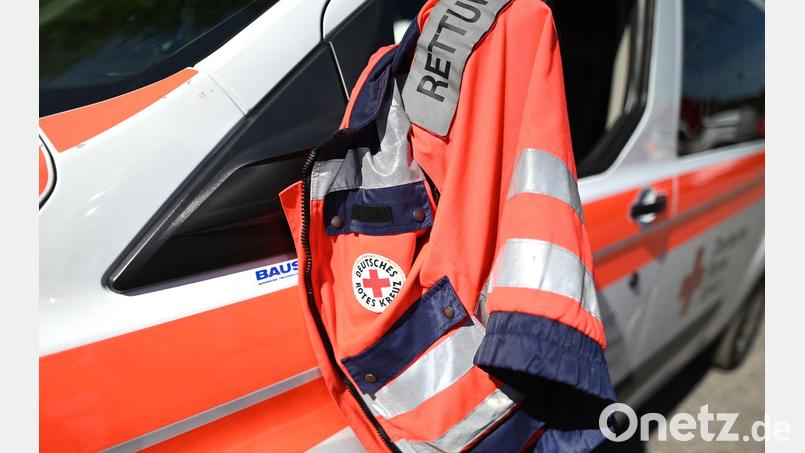 Am Hauptbahnhof in Regensburg griff ein Schaulustiger bei einem Rettungseinsatz mehrere Beamte an. (Symbolfoto) Bild: Patrick Seeger/dpa