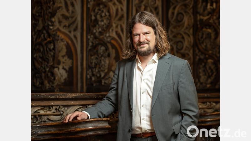Professor Martin Sturm spielt bei einem Konzert die Orgel in der katholischen Pfarrkirche in Erbendorf. Bild: Carsten Schenker/exb