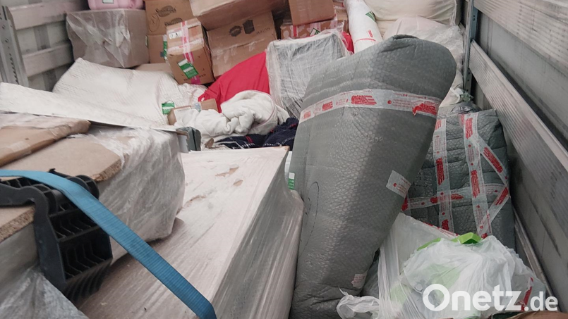 Auf dem Auflieger eines Lkw fand die Bundespolizei eindeutige Spuren einer Schleusung. Der Fahrer wurde festgenommen. Bild: Bundespolizei