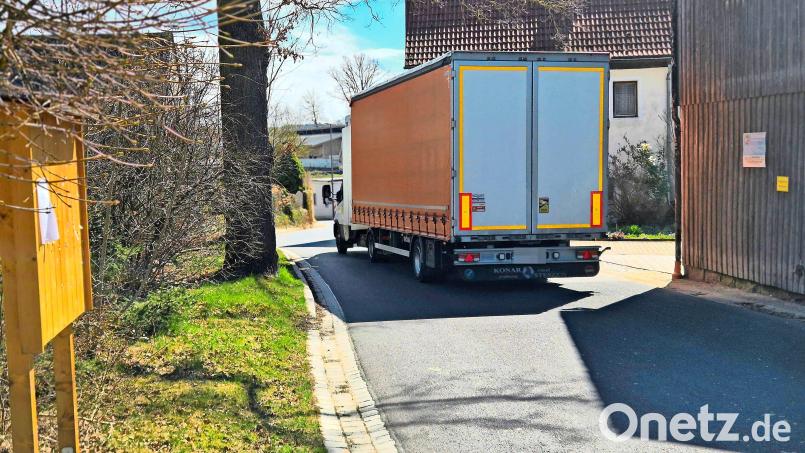 Eine der Engstellen in der Korbersdorfer Ortsmitte. Wenn hier noch ein Fahrzeug entgegenkommt, entstehen mitunter gefährliche Situationen. Doch noch warten die Anwohner auf die Umsetzung des beschlossenen Lkw-Durchfahrtverbots. Bild: Torsten Ernstberger