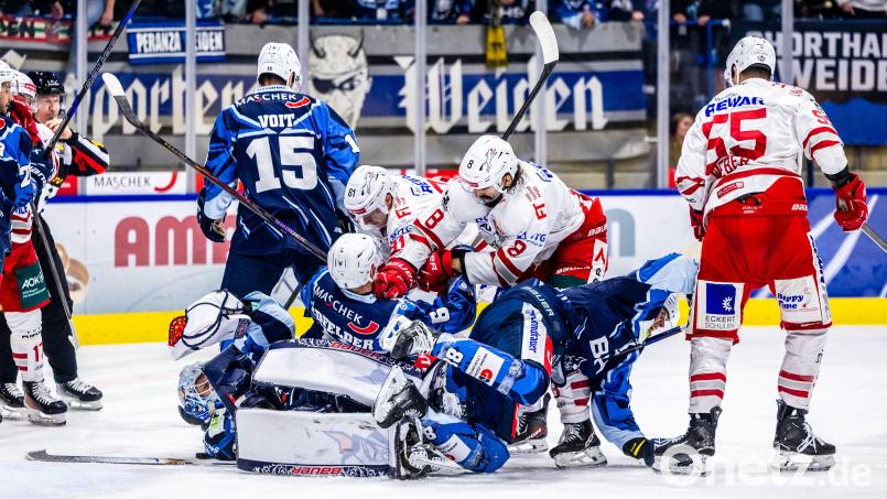Mitunter ging es zwischen den Blue Devils Weiden (blaue Trikots) und den Eisbären Regensburg ganz schön hitzig zur Sache. Den kühleren Kopf bewahrten die Gastgeber und triumphierten im Oberpfalz-Derby mit 6:3. Bild: Tobias Neubert