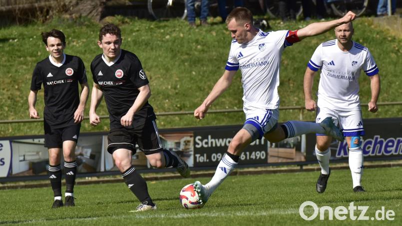 Der SV Diendorf (weiß) möchte im Kellerduell gegen Dieterskirchen endlich wieder punkten. Bild: Hans Mark