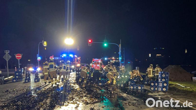 Im Landkreis Bayreuth hat ein Lkw 150 Bierkästen auf einer Bundesstraße verloren. Die Aufräumarbeiten nahmen mehrere Stunden in Anspruch. Bild: Polizei/Polizeiinspektion Stadtsteinach/dpa