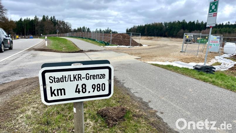 An der B 22 bei Bechtsrieth haben Bagger große Flächen ausgeschoben – Vorbereitungen für die Stromtrasse des Süd-Ost-Links. Der Bau hat hier aber noch nicht begonnen. Bild: Gabi Schönberger