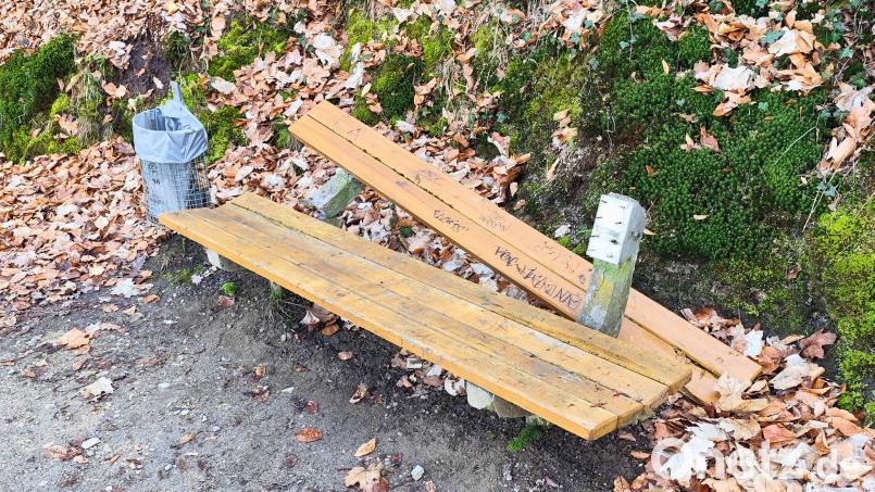 Im Schwandorfer Ortsteil Fronberg am "Unteren Weg" wurde eine Bank so stark beschädigt, dass sie abgebaut werden musste. Bild: Michael Übel/exb