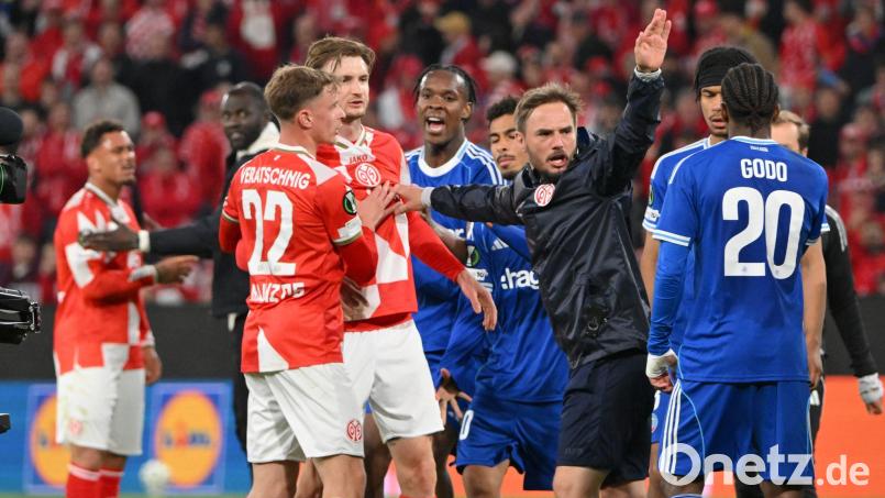 Nach dem Abpfiff wurde es zwischen dem FSV Mainz 05 und Racing Straßburg hitzig. Bild: Torsten Silz/dpa