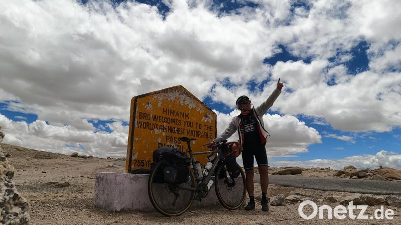 Dem Himmel so nah: Georg Preisinger am Umling-La. Auf fast 6000 Meter ist das der höchste asphaltierte Straßenpass der Welt. Bild: Sven Schirmer/Georg Preisinger