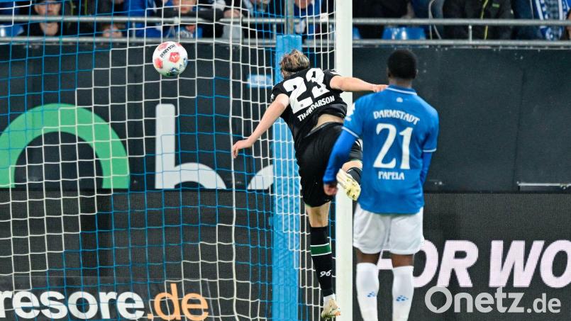 Merveille Papela schaut zu, wie Stefán Thordarson das 2:0 für Hannover per Kopf erzielt. Bild: Uwe Anspach/dpa