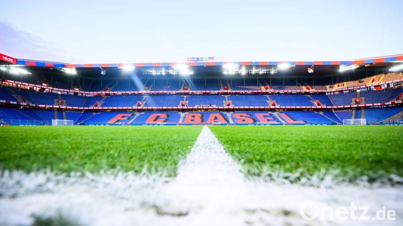 Im Stadion des FC Basel vernichtete ein Feuer im Kabinentrakt Fußballschuhe und Trikots. (Archivbild) Bild: Tom Weller/dpa