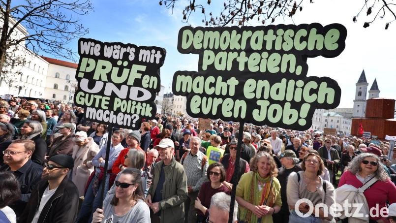 Demonstranten beteiligen sich an einer Kundgebung des Wohn- und Kulturzentrums für Geflüchtete „Bellevue di Monaco“ zur „Prüf-Kampagne“. Diese fordert, dass alle rechtsextreme Parteien vom Bundesverfassungsgericht überprüft werden. Bild: Karl-Josef Hildenbrand/dpa